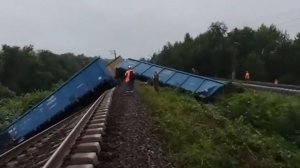 Вагоны грузового поезда сошли с рельсов в Пермском крае