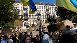 Украину охватили протесты из-за отставки министра обороны Федорова