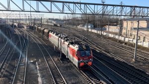 Электровоз «Ермак» 2ЭС5К-505 с грузовым поездом на ст.Вологда-I, апрель 2022 года