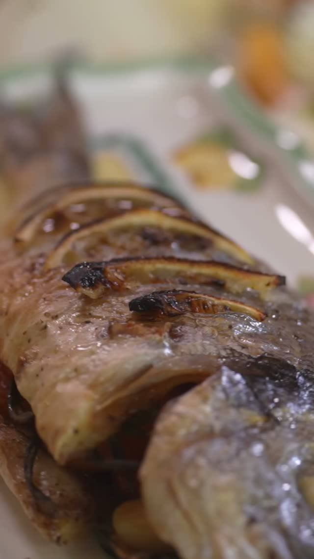 Дорада, фаршированная курагой, с салатом из дайкона и цукини и ореховой заправкой