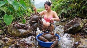 Ловля диких горных крабов на коварных скалах у ручья для местного рынка.