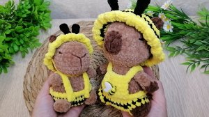 Связала капибару  в костюмчике🐝 Одна на заказ, другая в наличии