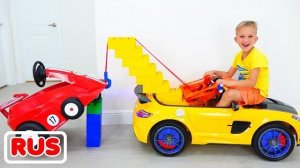 Влад сделал игрушечный эвакуатор из обычной игрушечной машинки для детей. Влад катается на машине