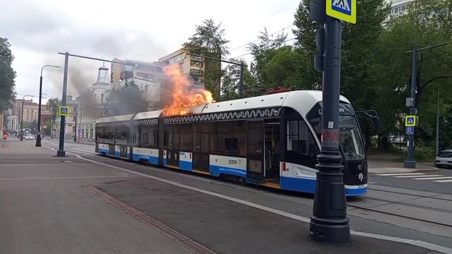 В Москве вновь загорелся автономный трамвай на Бауманской смотреть онлайн