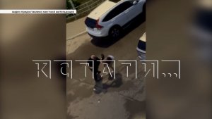 Таксист выволок из машины и избил девушку за то, что оплата не прошла