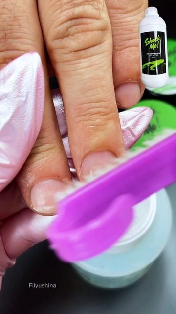 Честно, уже давно перестала пользоваться щёточкой всухую.

Я всегда сначала смачиваю её в обезжирива