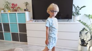 мой брат танцует под песню пельмени
