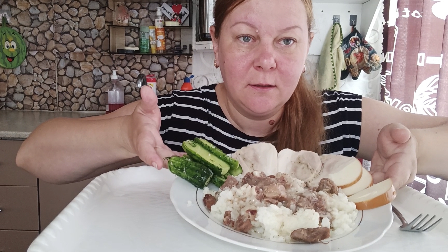 мукбанг/рис с мясом / молосолные огурцы/ буженина куриная/ смотреть онлайн