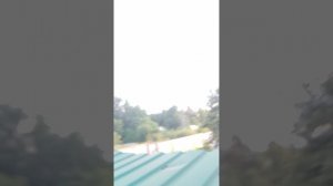 мой друг прыгает с крыши в батут