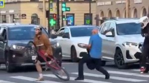 Драка между велосипедистом и пенсионером из за того что сбил его на пешеходном переходе
