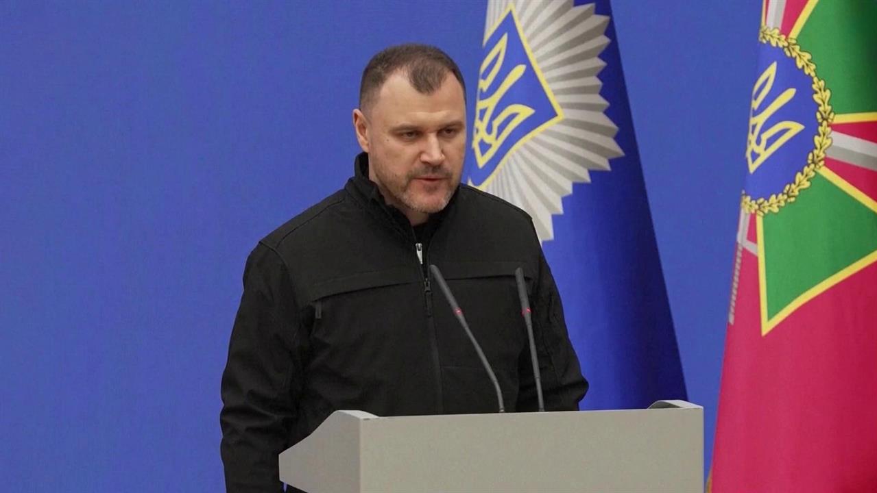 СМИ сообщают, что отставка министра обороны Украины связана с провалом реформы ТЦК. смотреть онлайн