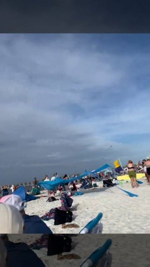 Военный истребитель пролетел в 5 метрах от отдыхающих на пляже