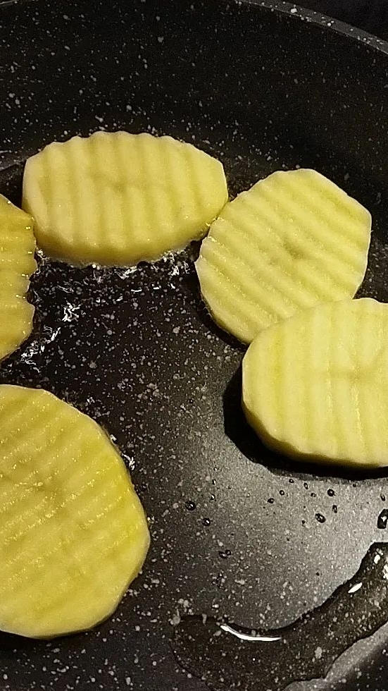 Кушаем дома. Ужин. Жареная картошечка с красной рыбкой.