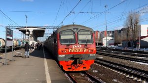 Электропоезд ЭД4М-0381 «Ладога» на ст.Кушелевка, март 2022 года