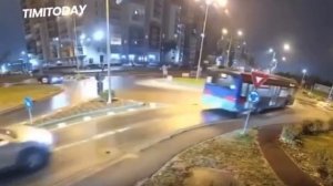 Водитель Мерседеса почувствовал себя плохо и улетел в кусты, пострадавших нет (кроме кустов)