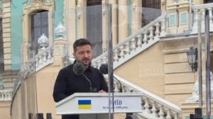 Нарик Зеленский впервые на пресс-конференции стоит за пуленепробиваемым стеклом, комментируя протест