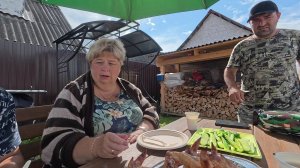 На даче  можно поработать,посмеятся, ягоды собрать, пожарить шашлыки  и отдохнуть.