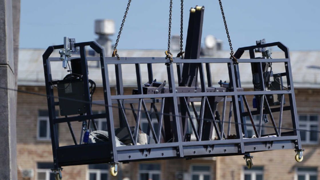 Двое рабочих разбились при падении с высоты 22 этажа во Владивостоке смотреть онлайн