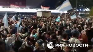 На улицах Буэнос-Айреса тысячи аргентинцев отмечают победу национальной сборной над командой Англии