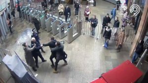 Алкаши напали на сотрудника метрополитена и избили его, досталось даже женщине