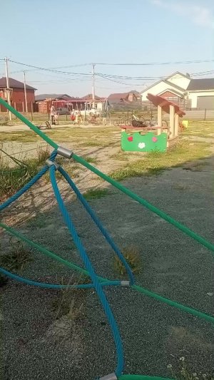 Играю с подругами, на площадке)!