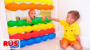 Влад и Никита веселятся и играют с разноцветными воздушными шариками.