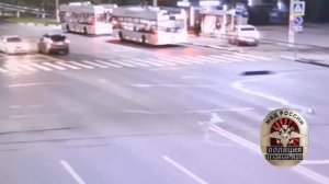 17-07-2026.В Чебоксарах легковушка влетела в остановку с людьми.