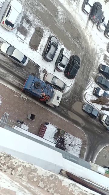 Работа спецтехники по уборке мусора с высоты.