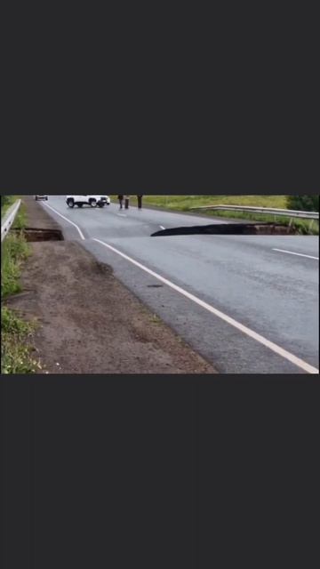 В Татарстане, на трассе Челны - Сарманово, смыло дорогу

