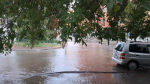 17-07-2026г. Новосибирск, потоп прошёл сильный ливень, затопило улицу.