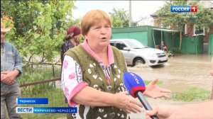 По колено в воде оказались жители Черкесска, проживающие по улице Гогуева