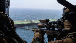 Американские военные высадились на борт нефтяного танкера в Оманском заливе