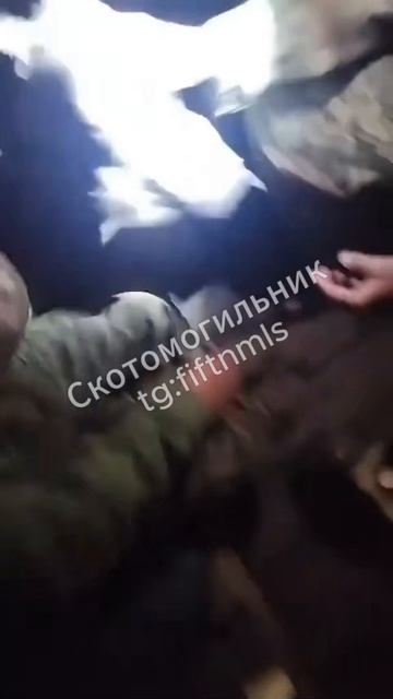 Винницкое ТЦК отправили на фронт дауна, который даже обувь надеть не в состоянии.