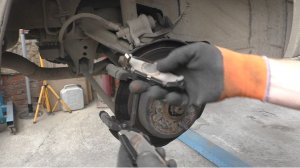 Установка задних тормозных колодок на Toyota Mark II Тойота Марк 2 JZX 101 1998 года