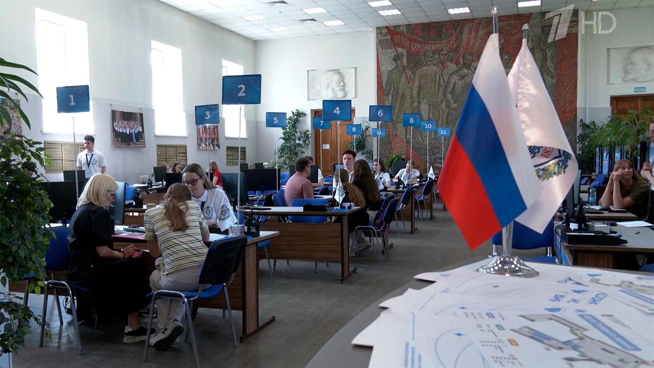 В России уже более миллиона абитуриентов подали документы в вузы. смотреть онлайн