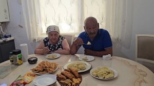 Приехали любимые родители Собрались за столом, вкусно угощаем и душевно проводим время всей семьёй