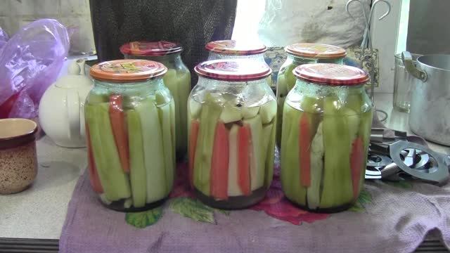 Маринованые кабачки и маринованые огурцы