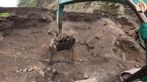 Строительство, экскаватор копает песок