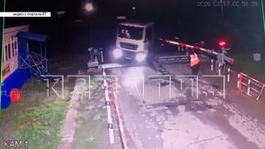 Пьянство дежурного по перезду жд стало причиной катастрофы поезд протаранил тягач с погрузчиком