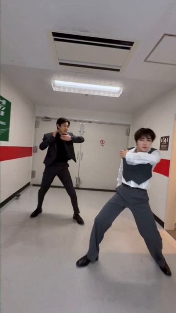 Crown👑 with 肖俊 @WayV.official  #Crown #EXO #weareoneEXO #Crown #REVERXE