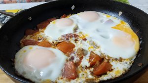 ЯИЧНИЦА С ТОМАТАМИ И ЛУКОМ