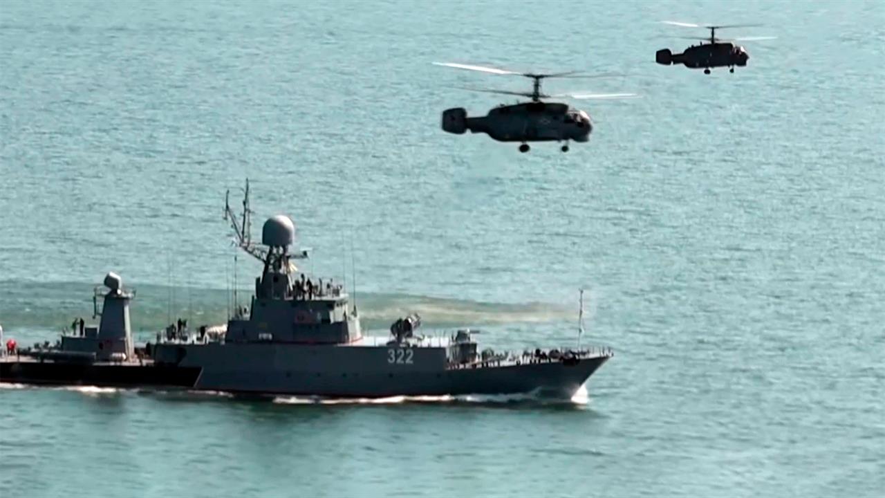 Профессиональный праздник отмечают летчики ВМФ России. смотреть онлайн