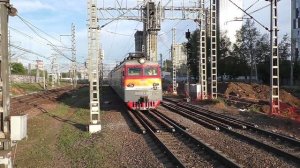 Сплотка из двух грузовых электровозов ВЛ10У-652 (ТЧЭ-21)/ВЛ10У-944 (ТЧЭ-5) следует по 3-му гл. пути.
