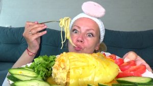 Мукбанг от Яновны Перец фаршированный с соусом, спагетти , овощи, зелень. Еда вкуснота.
