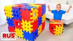 Влад и Никита играют с разноцветными игрушечными кубиками. Мама помогает им строить игровые домики.