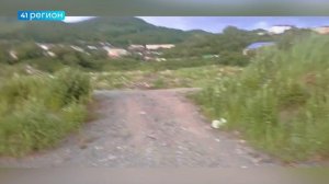 РАЗБРОСАННЫЕ НА БЕРЕГУ БУХТЫ КУСКИ АСФАЛЬТА ВОЗМУТИЛИ ЖИТЕЛЯ КАМЧАТКИ • БЕЗ КОММЕНТАРИЕВ