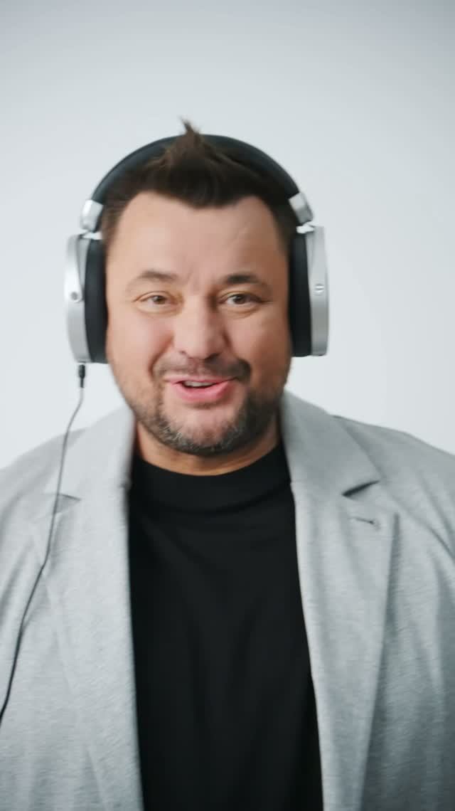 Наш новый трек «Танцуй со мной до утра» — на всех музыкальных площадках!🕺