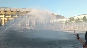 Прогулки по Москве.  Новое место притяжения притянуло и меня. Светомузыкальный фонтан в Лужниках