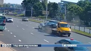 Хахаха: в Беларуси сломанная BMW сама заехала на эвакуатор — правда, не без помощи водителя Hyundai