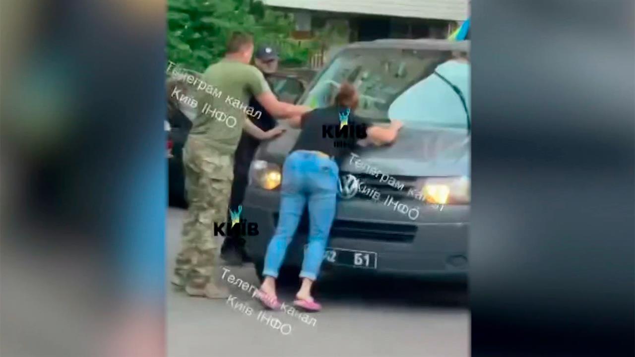 Появились новые кадры принудительной мобилизации на Украине. смотреть онлайн